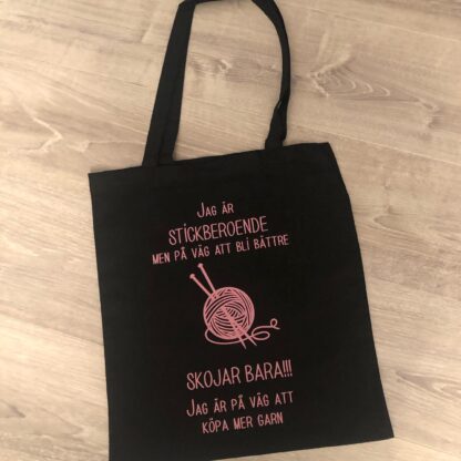 Tygkasse "stickberoende" i ljusrosa.