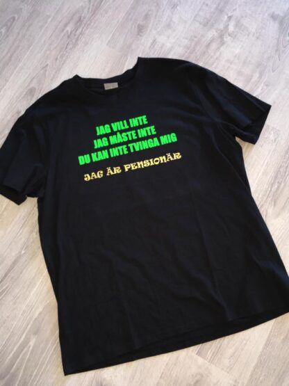T-shirt "Pensionär" i grönt och guld.